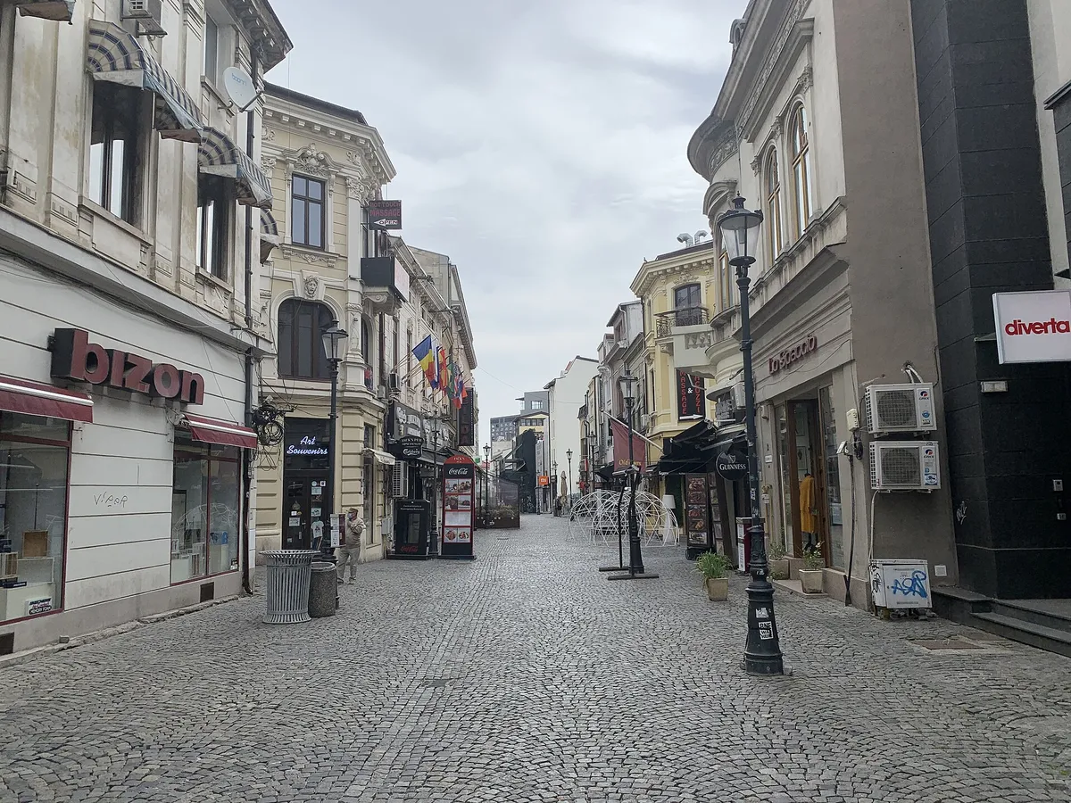 La rue Lipscani au calme, le cœur du centre historique où commencent la plupart des soirées