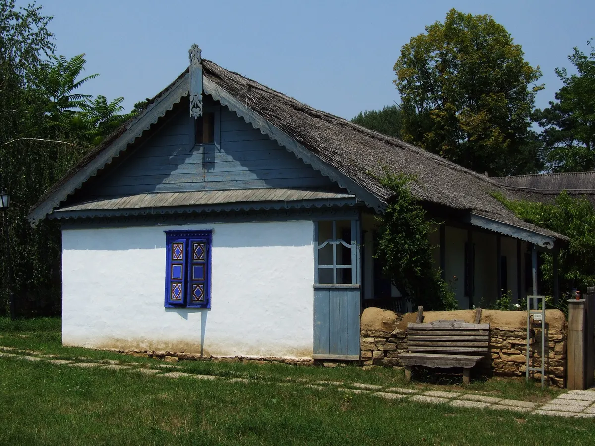 Une maison paysanne aux volets bleus au Musée du Village, au bord du lac Herăstrău